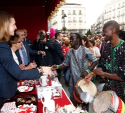 Doña Elena saluda a unos músicos que acudieron a colaborar con Cruz Roja